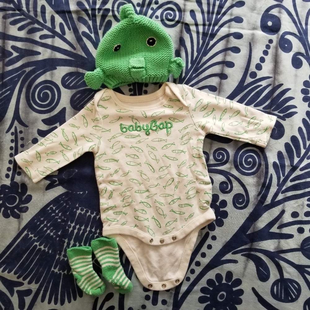 Baby Gap matching set! Hat, shirt and socks!